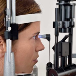 Prise de la tension oculaire (tonométrie) pour la prévention des maladies oculaires au cabinet ophtalmologique d'Alger.